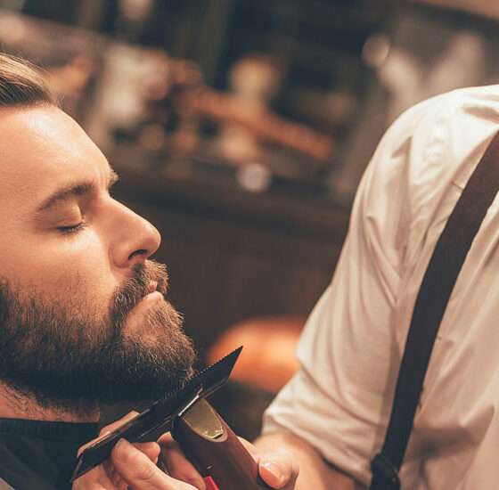 uomo grooming barba