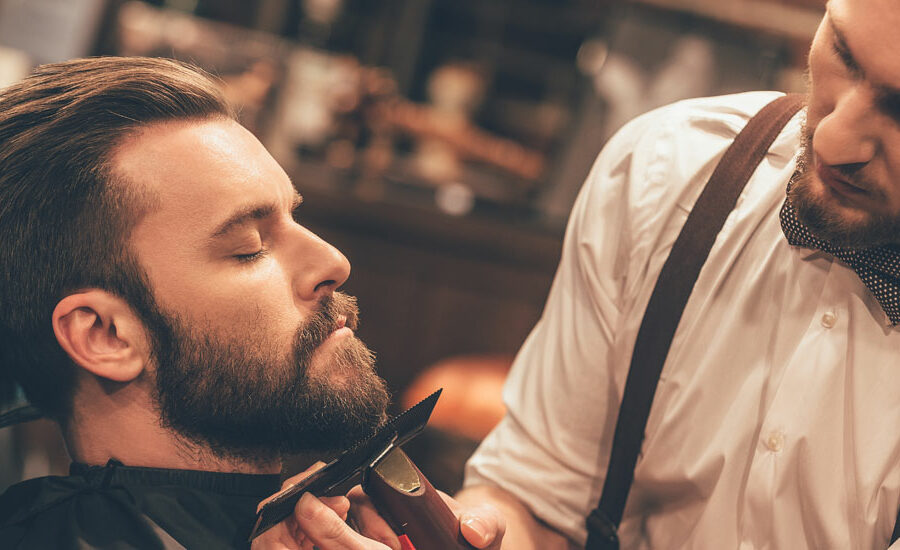 uomo grooming barba